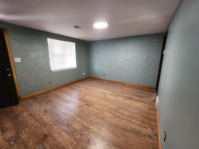 Building Photo - 2313 Trosper Pl