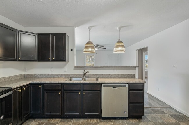 Building Photo - 2100 Paris Rd