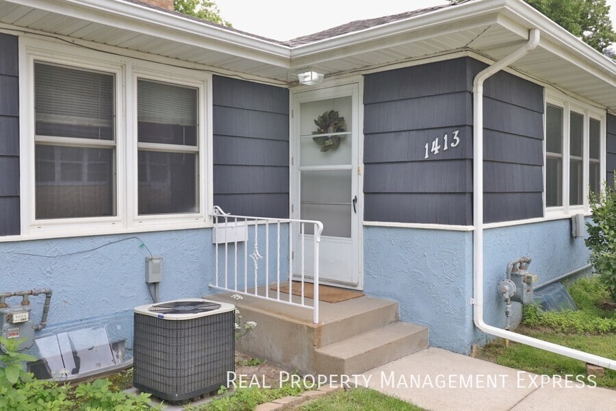 Building Photo - Spacious 1 bedroom 1 bathroom in a great n...