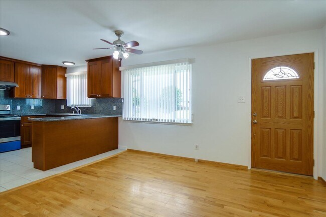 Building Photo - Great Location 3BD Home with Wood Floors &...
