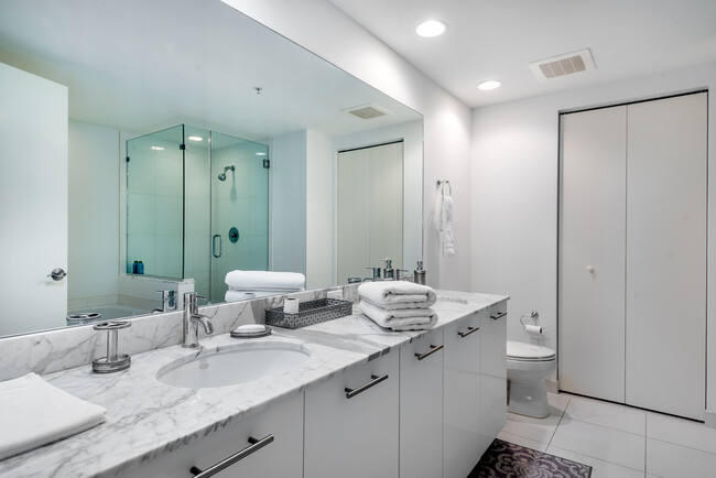 Master ensuite bathroom - 2825 Palm Beach Blvd