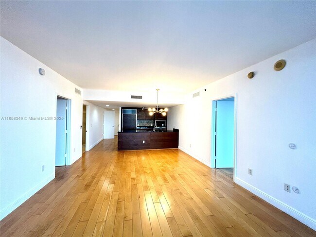 Building Photo - 475 Brickell Ave