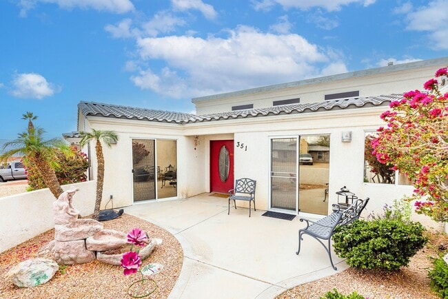 Building Photo - Long Term 4 Bedroom Rental with a Beautifu...