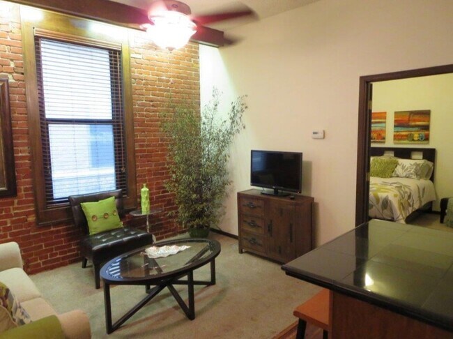 Building Photo - 618 E Douglas Ave