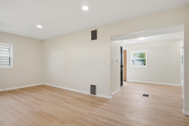 Building Photo - 1074 S James Rd