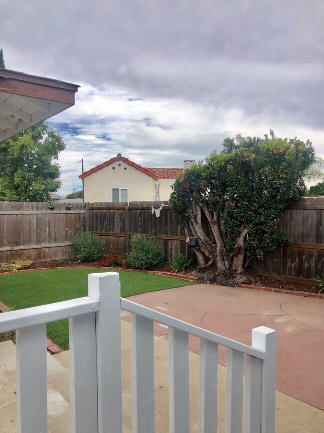 Building Photo - 4BD/3BA on Montezuma w/ Driveway Parking!