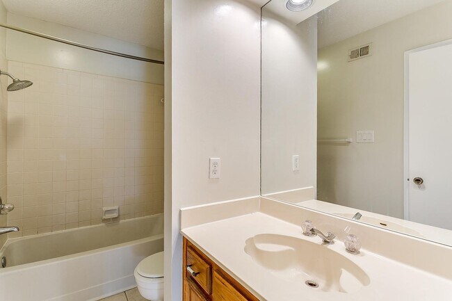 Building Photo - Great 2 Bed 2 Bath Townhouse in S Arlington- 76017