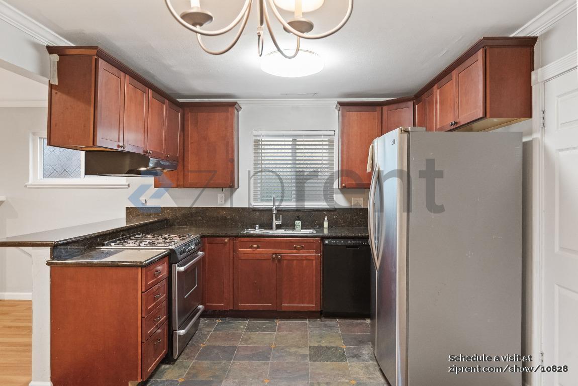 Building Photo - 1861 Briarwood Dr