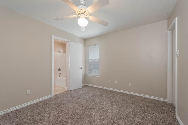 Building Photo - Spacious 4 Bed, 3 Bath Minutes from Campus!