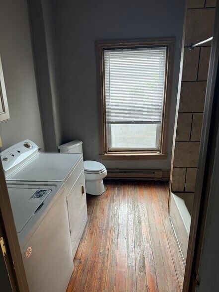 Building Photo - 534 W Girard Ave