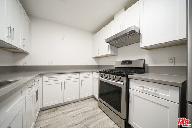 Building Photo - 1229 S Kingsley Dr