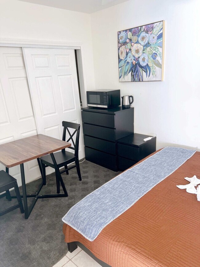 Building Photo - 712 SW 7th Terrace