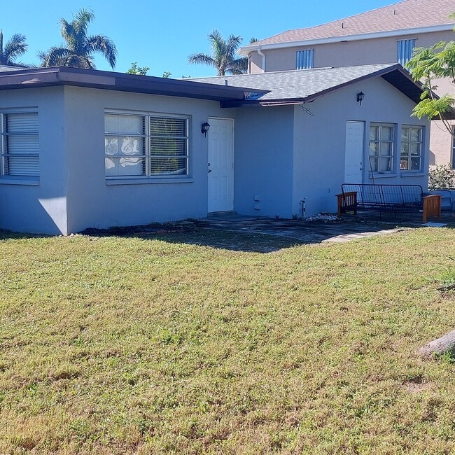 Building Photo - 1213 SW 48th Ter