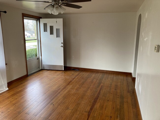 Living Room - 463 Ashwood Ave