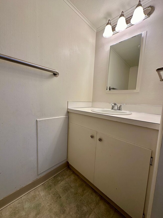 Building Photo - 3 Bedroom Home in Fairbanks for Rent!