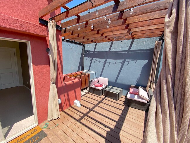 Building Photo - West El Paso 4bed/3.5bath Townhome