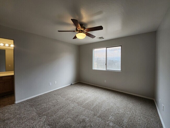 Building Photo - Promotion!  4 Bed 2.5 Bath Home with Split...