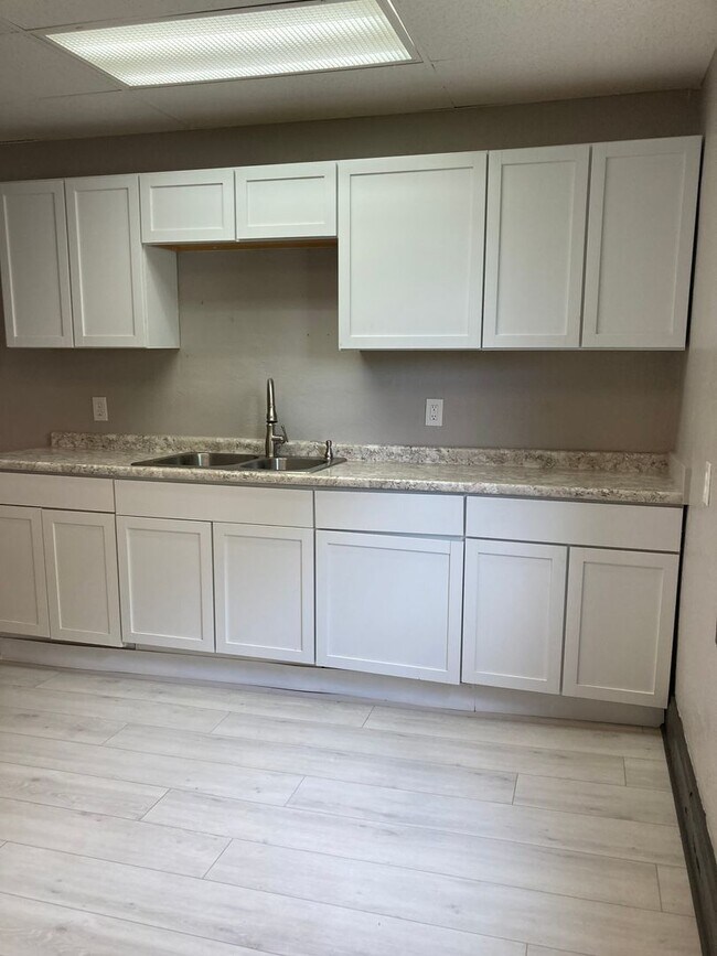 Building Photo - 820-822 HUFFMAN