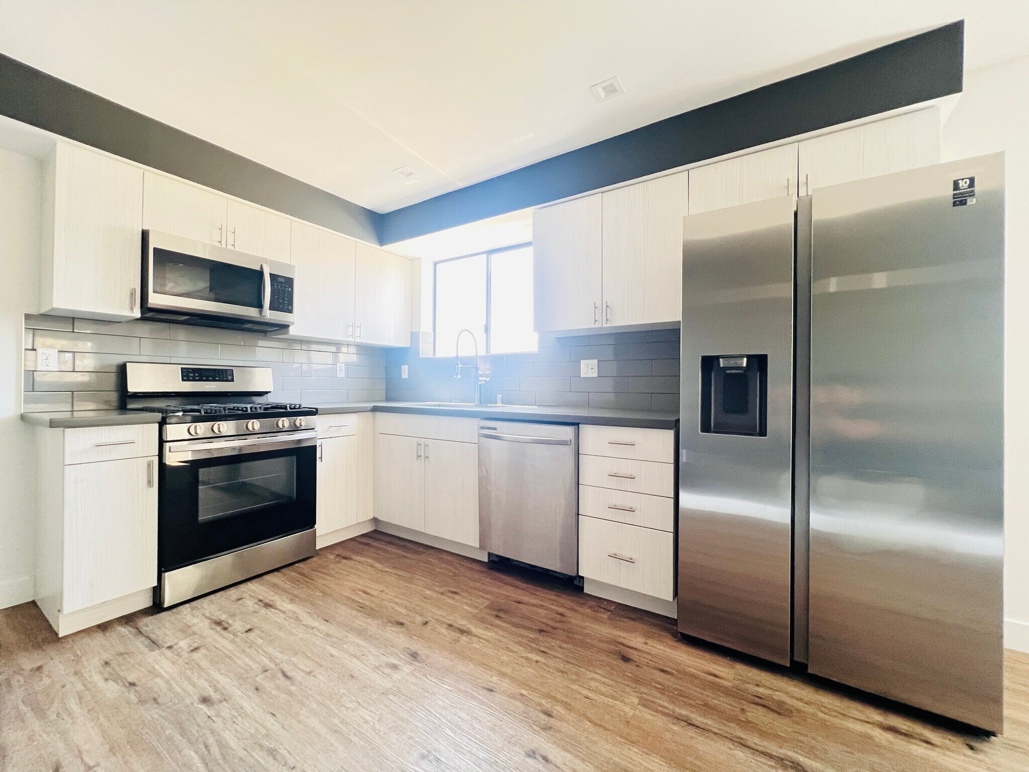 Building Photo - 4576 Oakwood Ave