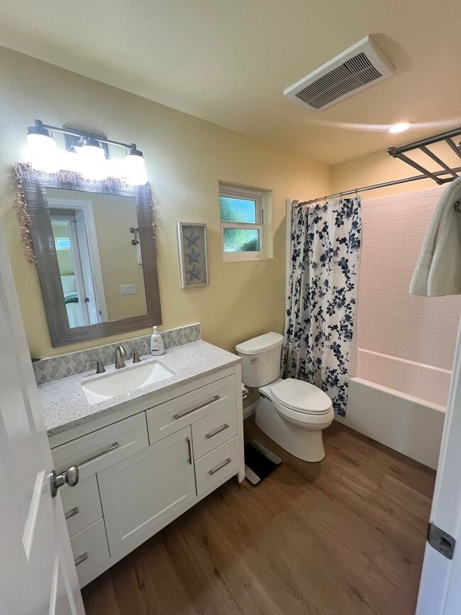 Building Photo - Ventura - Fully furnished one bedroom, one bath month to month rental!