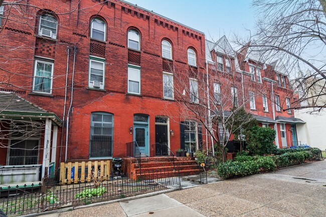 Building Photo - 206 S 43rd St