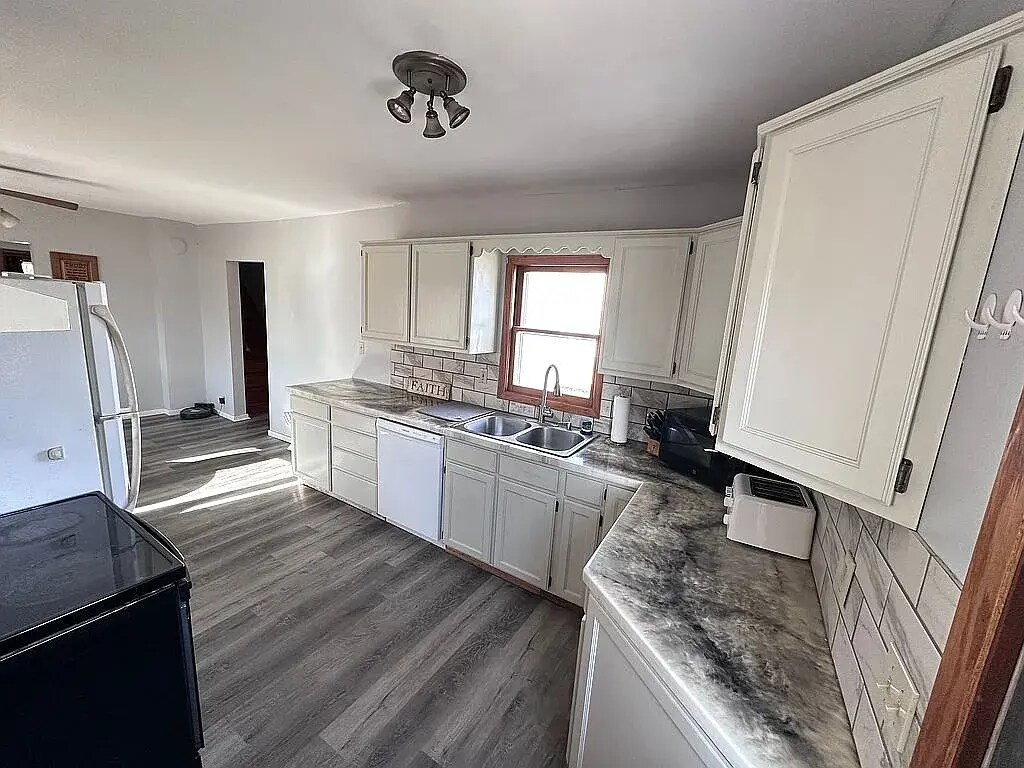 Building Photo - 620 3rd Ave W