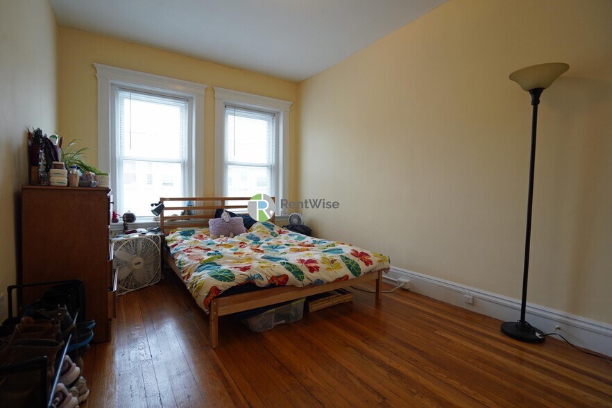 Building Photo - 76 Gordon St