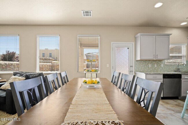 Building Photo - 3825 Loma Reina
