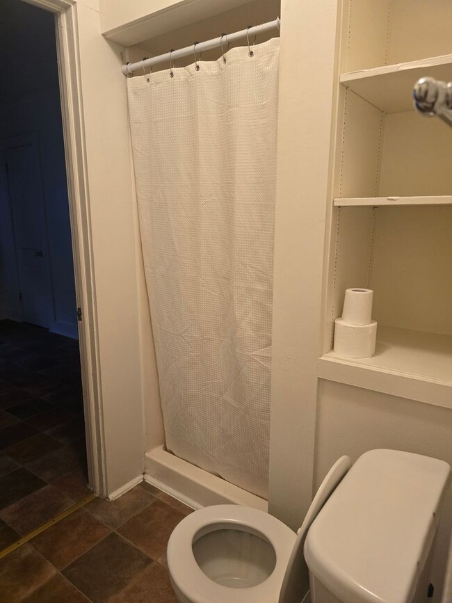 Building Photo - Cute 2 Bedroom