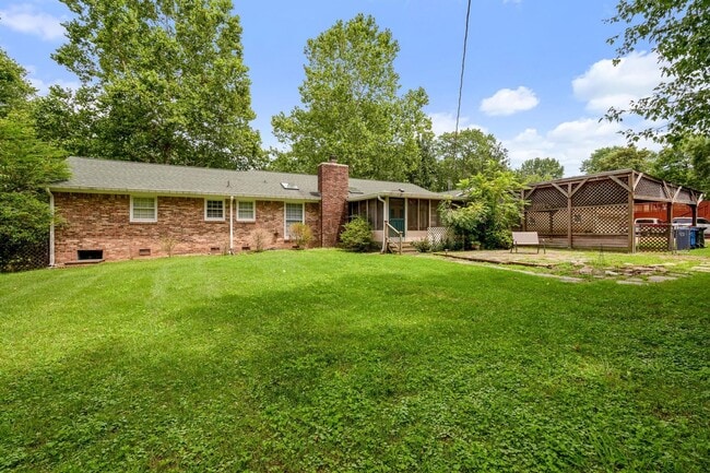 Building Photo - Beautiful Brick Ranch Home in Franklin