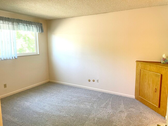 Building Photo - 1237 S Dillon Way