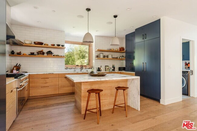 Building Photo - 1149 Old Topanga Canyon Rd