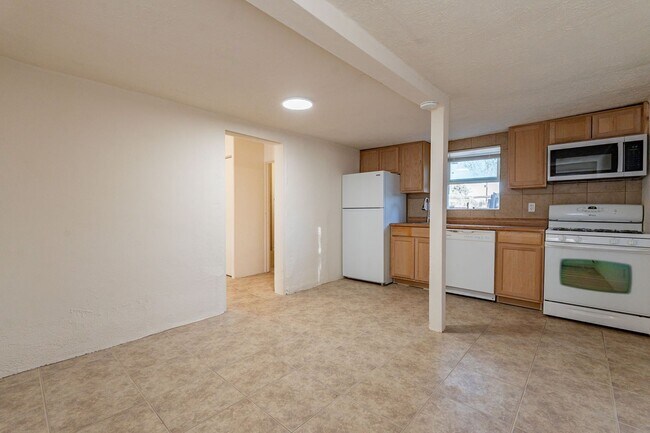 Building Photo - 1447 E Lester St