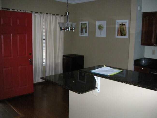 Building Photo - 915 W 23rd St