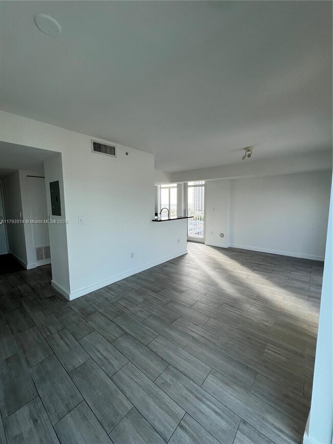 Building Photo - 7600 Collins Ave