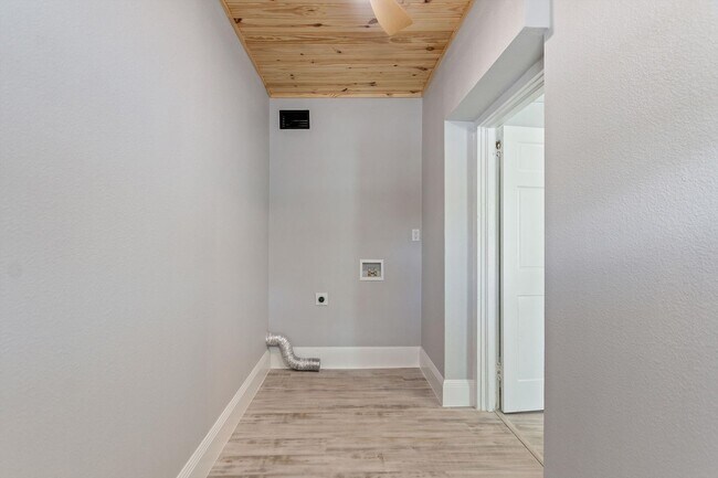 Building Photo - Charming 1 Bed, 1 Bath Apartment - All  Ut...