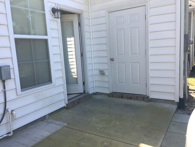 Building Photo - Townhouse For The Family!!