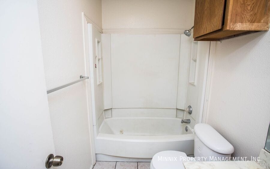 Building Photo - 8208 Vernon Ave