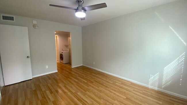 Building Photo - Beautiful Condo Fully Remodeled!! Close to Beaches! West of the Trail!!