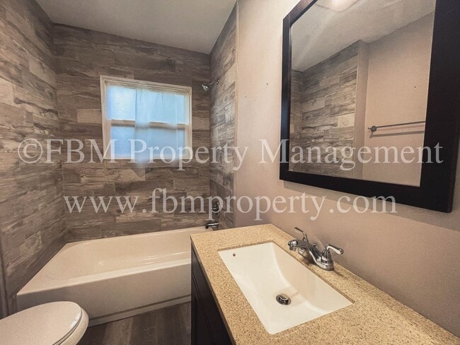 Building Photo - 409 Grace St