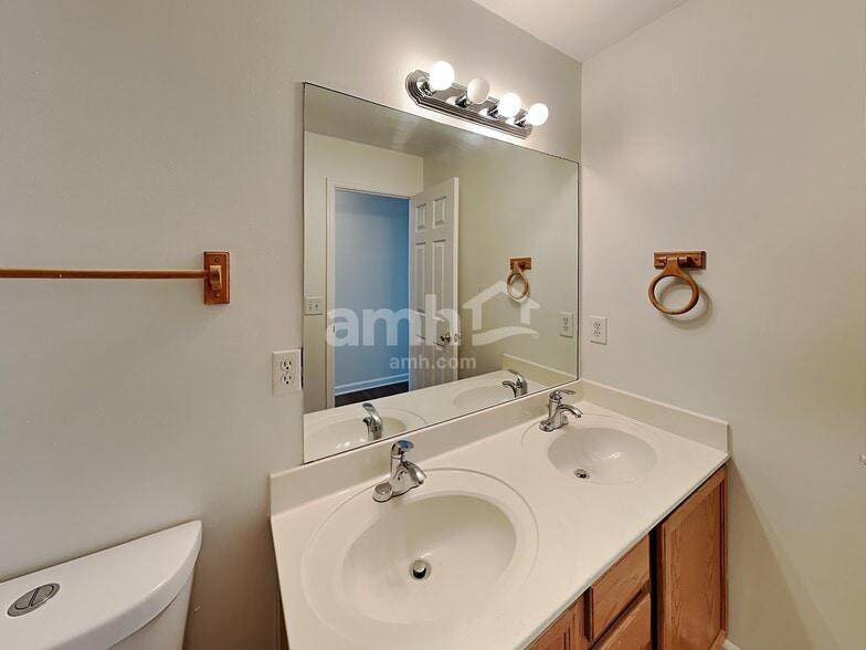 Building Photo - 1540 Cardinal Ln