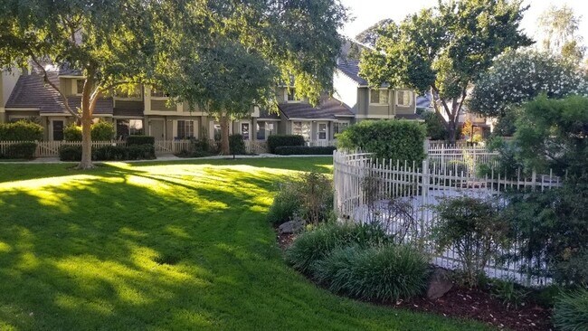 Building Photo - Townhouse 2 bedrooms, 2 1/2 baths, 2 car g...