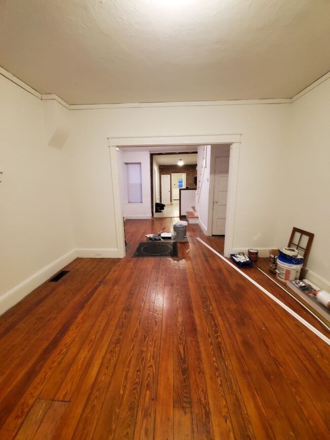 Building Photo - Spacious 3 Bedroom 1.5 Bath Brick Home