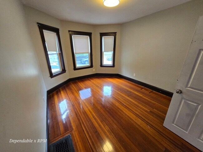 Building Photo - Painted First Floor 3 Bd 1 Bath Available For Rent Now!