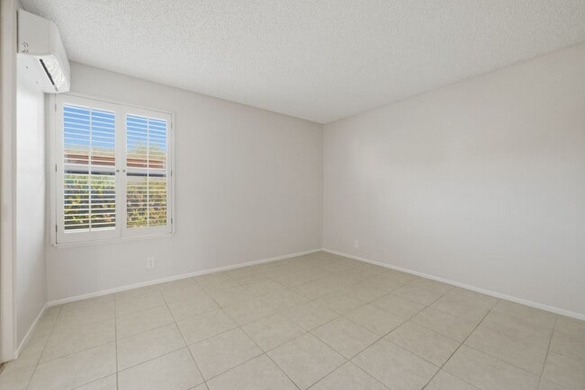 Building Photo - Cozy One Bedroom with Laundry and Patio!