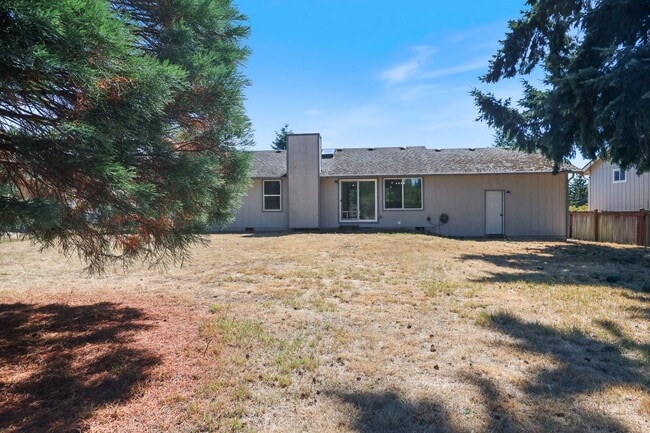 Building Photo - Move in ready - 3 bedrooms, 2 bath rambler...