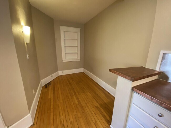 Building Photo - Rear entry private Second floor 1 Bed 1 Bath Historic Preserved Douglas Apartments in Desirable L...