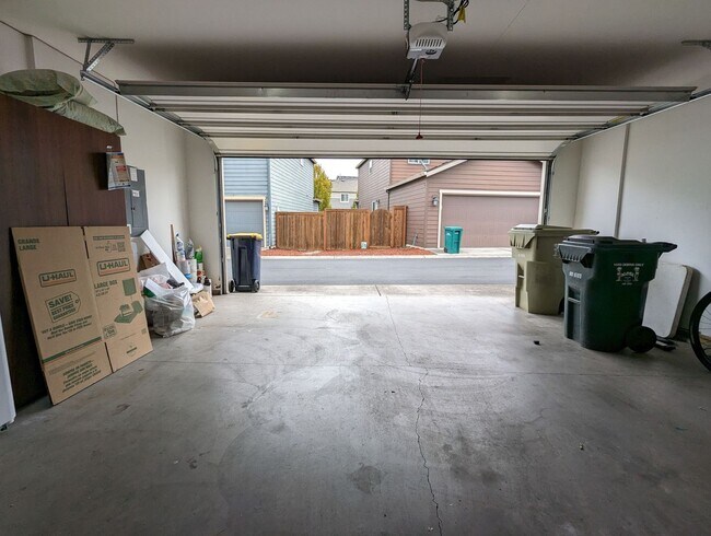 Building Photo - 20954 SW Edgemont St