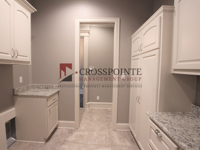 Building Photo - Gorgeous 3 bed 2 bath home in Hadley Court!