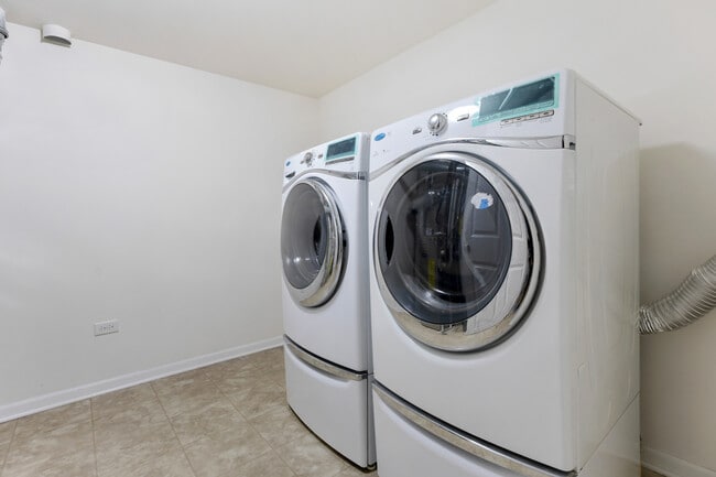 Building Photo - 2528 Dunraven Ave